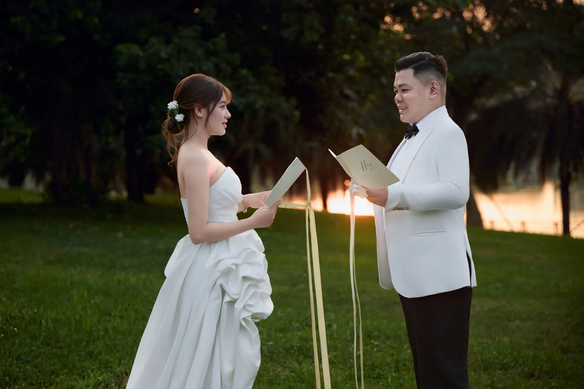 Đọc lời thề cho nhau trên bãi cỏ lúc hoàng hôn